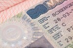 El visado Schengen: la larga fila dominicana ante las puertas de Europa