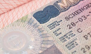 El visado Schengen: la larga fila dominicana ante las puertas de Europa