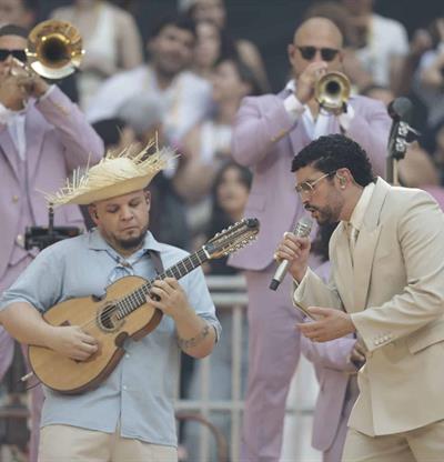 Bad Bunny trasciende la m&uacute;sica y agita el debate social
