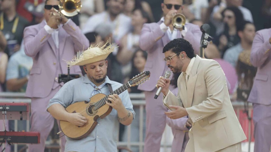 Bad Bunny trasciende la m&uacute;sica y agita el debate social
