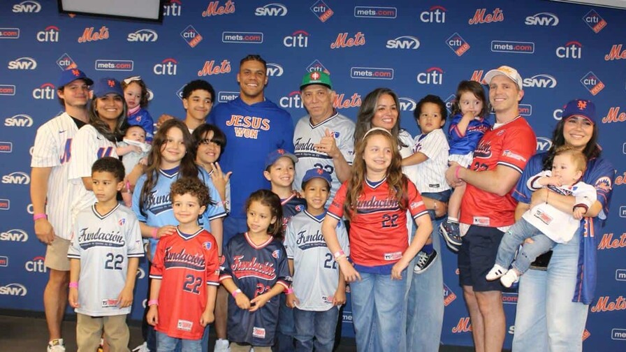 Juan Soto comparte un momento especial con la familia Tallaj