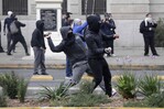 Policía chilena se enfrenta con estudiantes que protestan contra Kast Policía chilena se enfrenta con estudiantes que protestan contra Kast