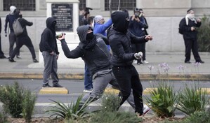Polic&iacute;a chilena se enfrenta con estudiantes que protestan contra Kast