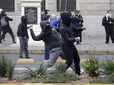Policía chile se enfrenta con estudiantes que protestan contra Kast