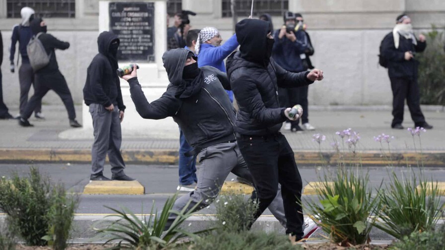 Policía chilena se enfrenta con estudiantes que protestan contra Kast Policía chilena se enfrenta con estudiantes que protestan contra Kast