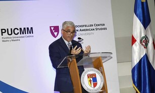 Profesor de Harvard dice que la democracia global "est&aacute; en peligro", pero ha demostrado resiliencia