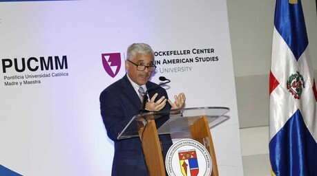 Profesor de Harvard dice que la democracia global "est&aacute; en peligro", pero ha demostrado resiliencia