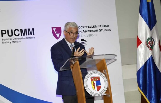 Profesor de Harvard dice que la democracia global "est&aacute; en peligro", pero ha demostrado resiliencia