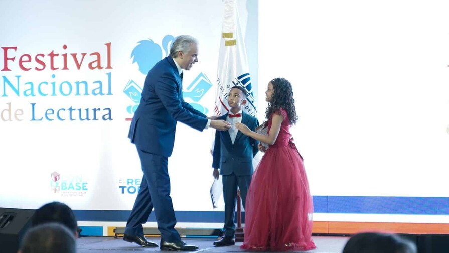 Estudiantes de primaria participan en festival de lectura del Minerd