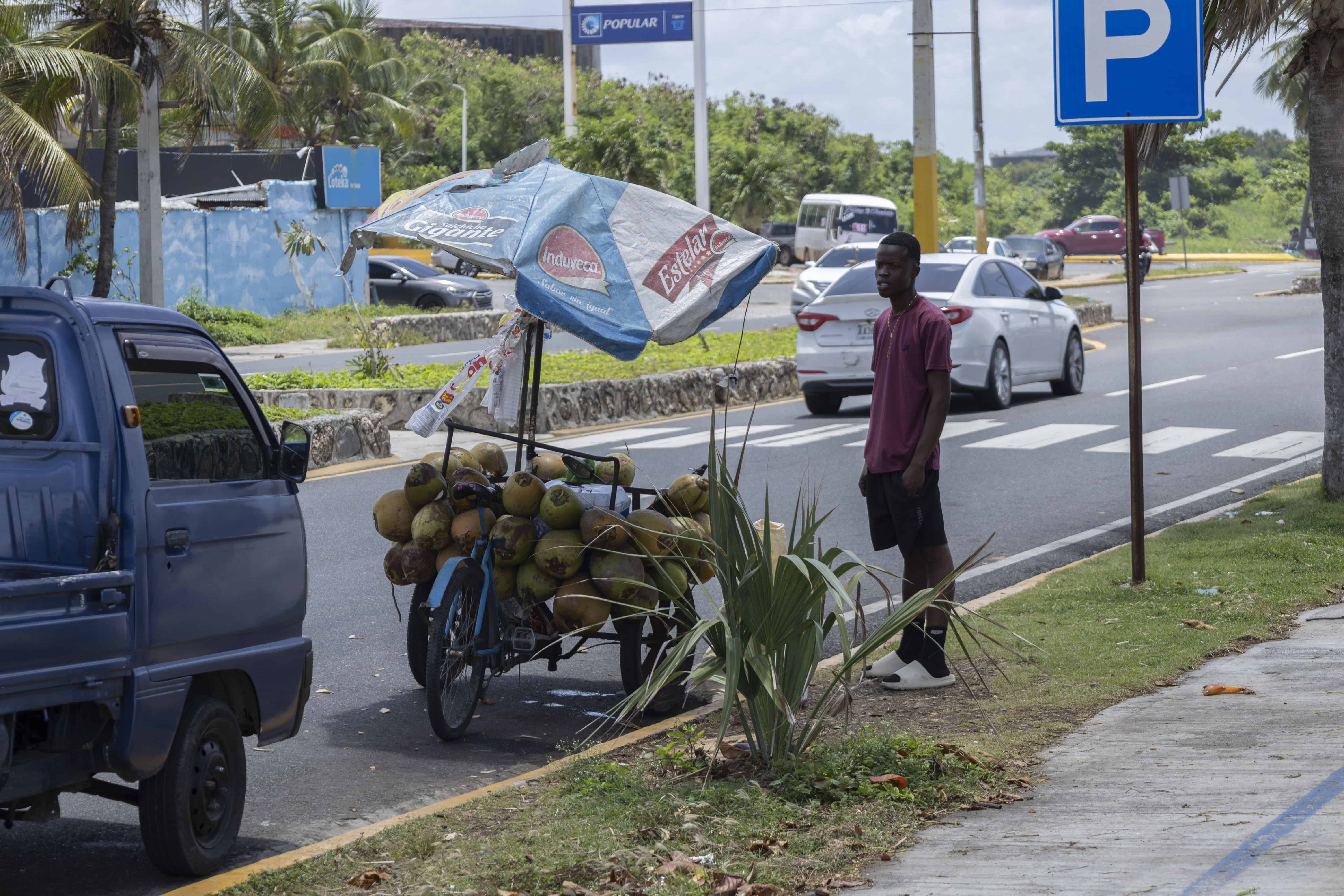 Abuidnan los vendedores de coco.