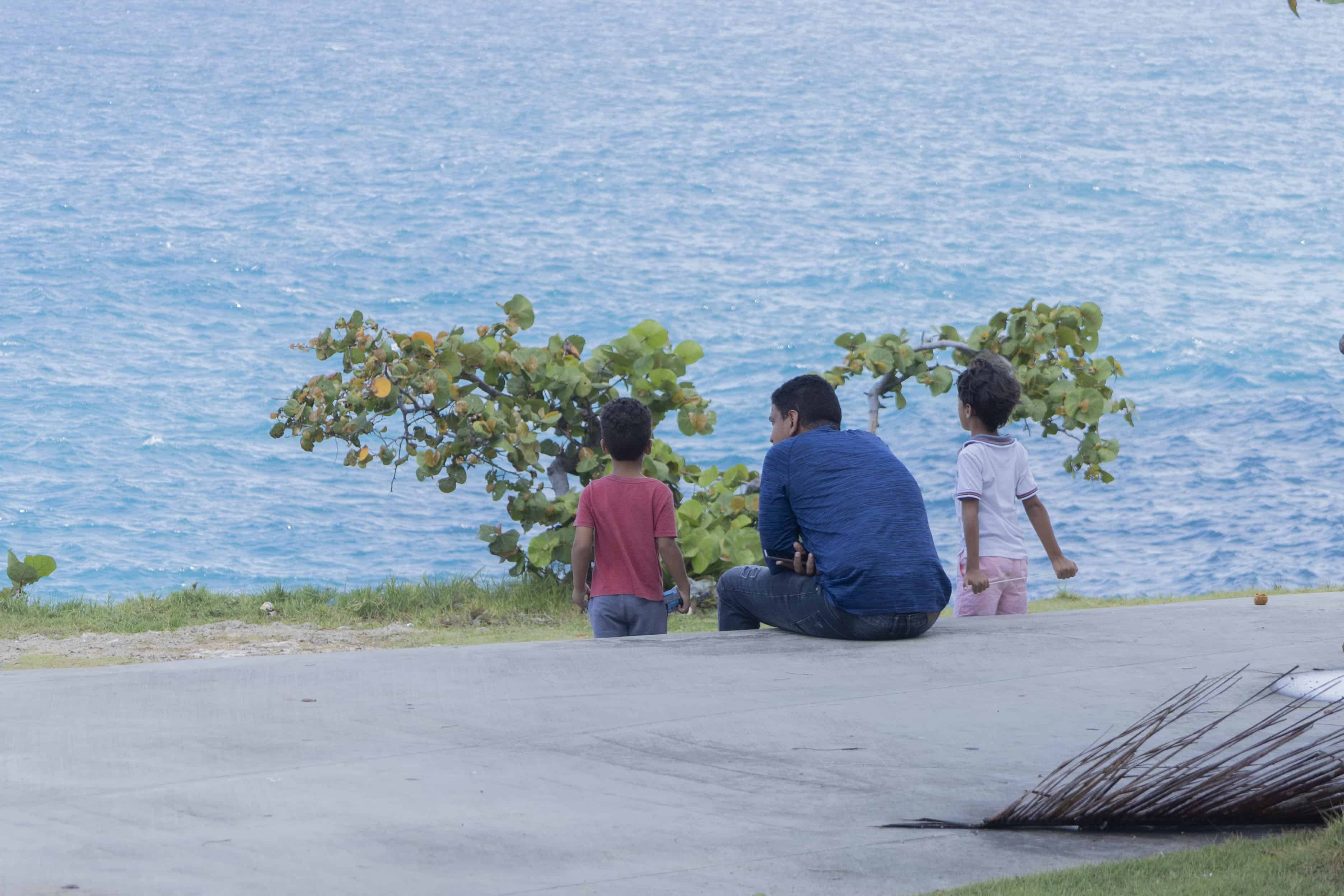 Un padre que acostimbta llevar sus hinos al malecón de Santo Domingo Este.