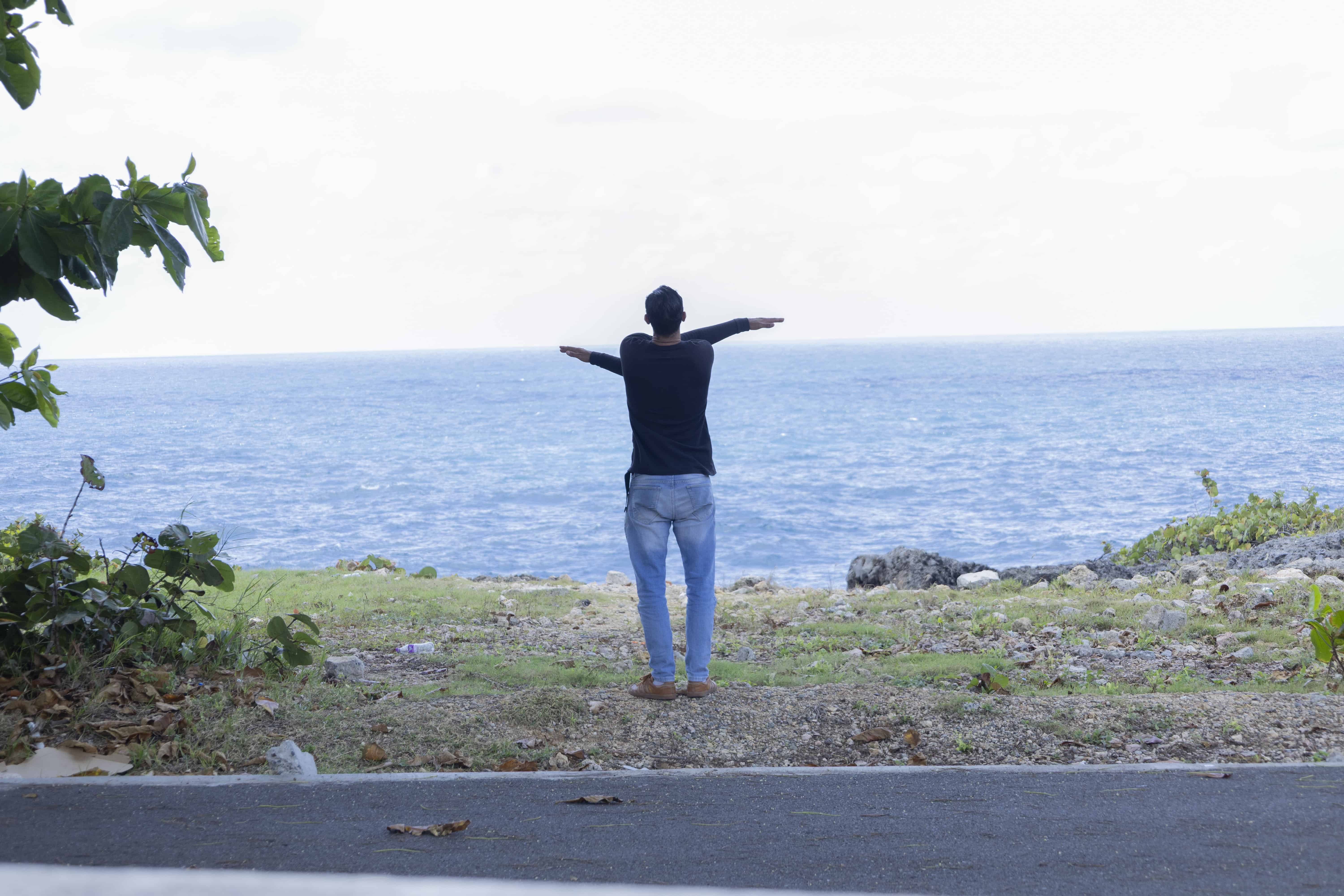 Este joven se ejercita frente al mar.