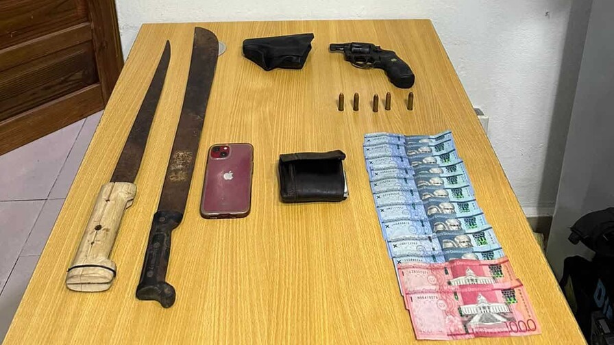 Ocupan un rev&oacute;lver y armas blancas en un allanamiento realizado en La Romana