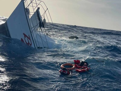 Armada rescata dos extranjeros tras naufragio cerca de Puerto Plata