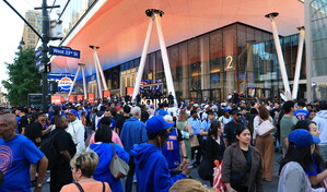 De azul y naranja, la fiebre por los Knicks se apodera de Nueva York