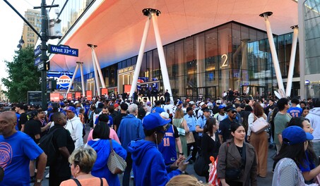 De azul y naranja, la fiebre por los Knicks se apodera de Nueva York
