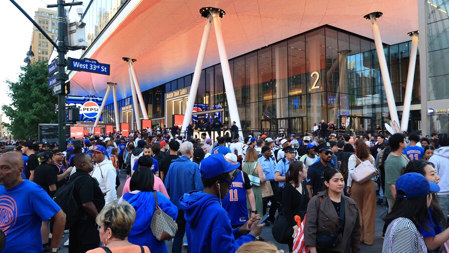 De azul y naranja, la fiebre por los Knicks se apodera de Nueva York