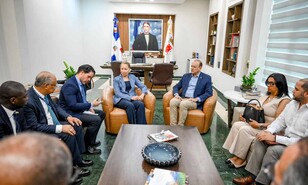 Alcalde Ulises Rodr&iacute;guez recibe delegaci&oacute;n de Nueva York para fortalecer relaciones comerciales con Santiago