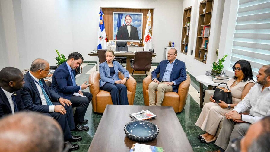Alcalde Ulises Rodr&iacute;guez recibe delegaci&oacute;n de Nueva York para fortalecer relaciones comerciales con Santiago