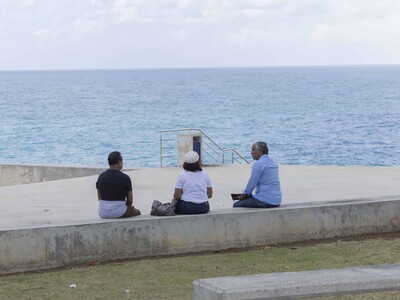 Familias disfrutan el malecón de Santo Domingo Este