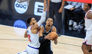 Knicks aguan la fiesta de los Spurs y toman ventaja 1-0 en la final de la NBA; Towns 18 puntos
