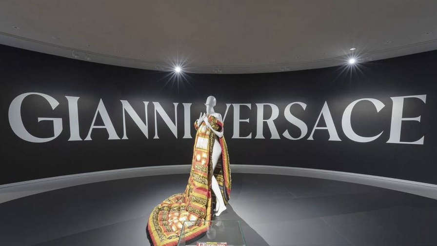 Par&iacute;s rinde homenaje al dise&ntilde;ador italiano Gianni Versace 80 a&ntilde;os despu&eacute;s de su nacimiento