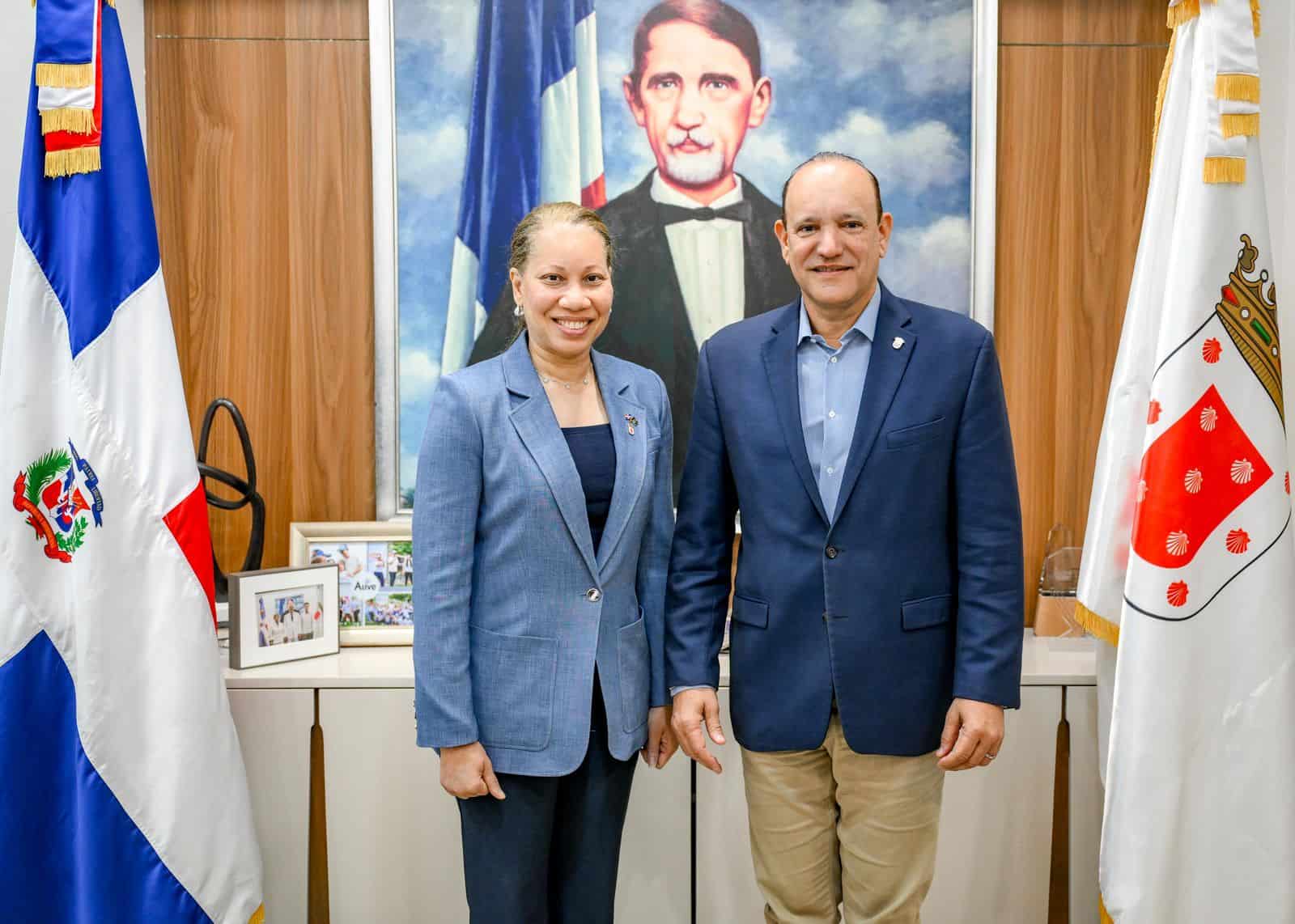 La vicec&oacute;nsul Dixy Lee Julissa Hern&aacute;ndez Dur&aacute;n y el alcalde de Santiago, Ulises Rodr&iacute;guez.