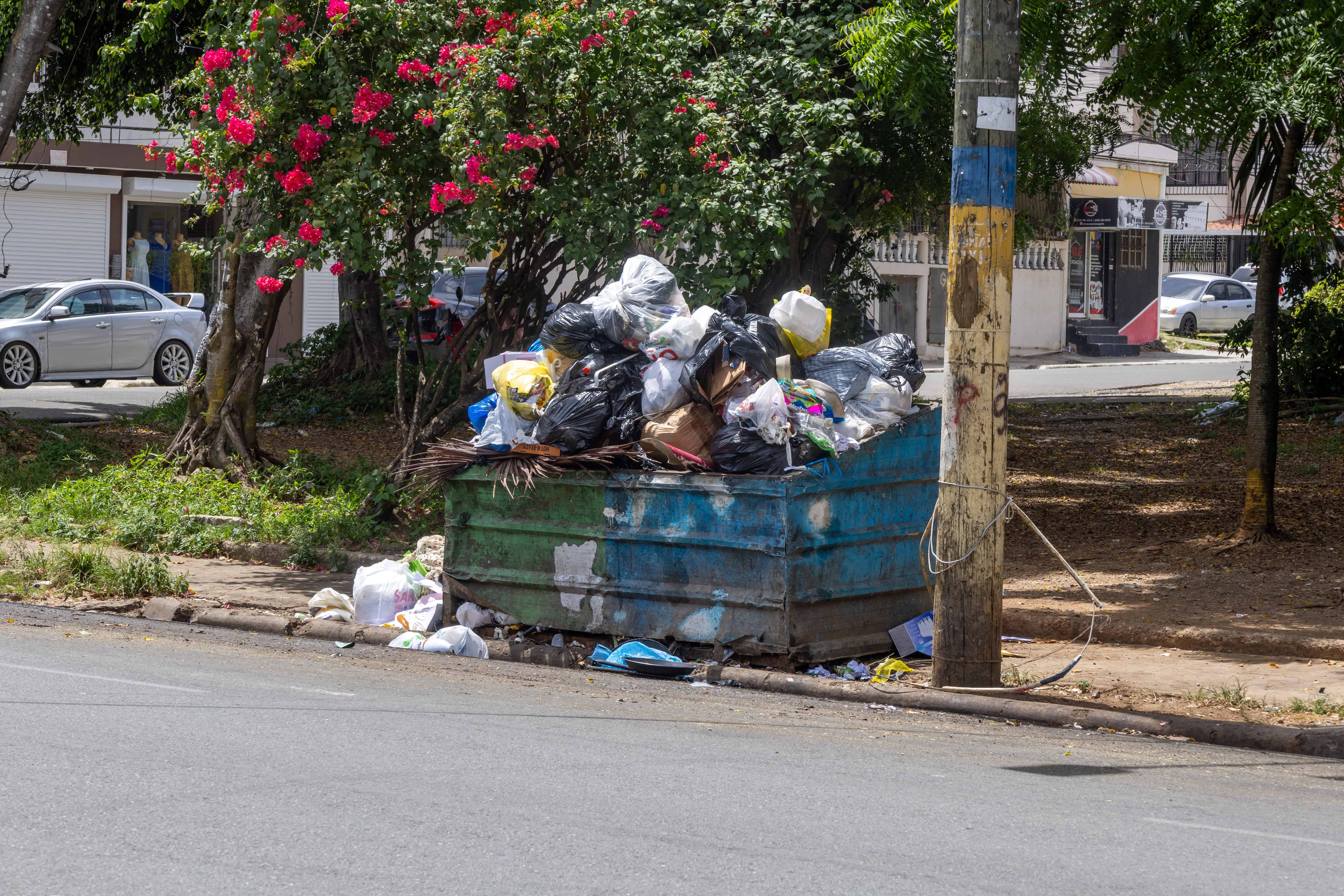Los recipientes ara basura est&aacute;n llenos.
