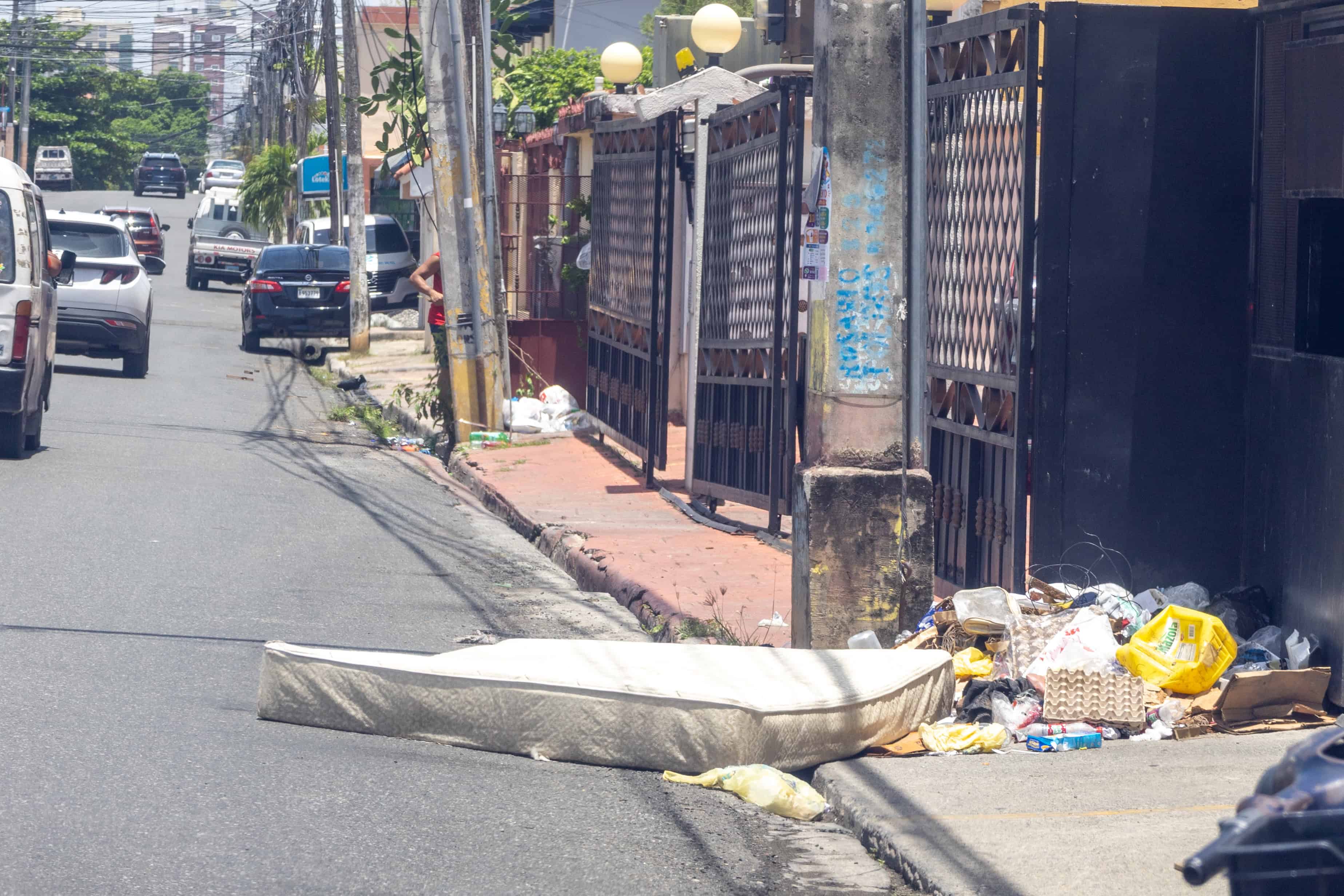 La gente lanza todo a la calle. El contenedor de este residnecial en Alma Rosa, ya no tenia capacidad para mas residuos.