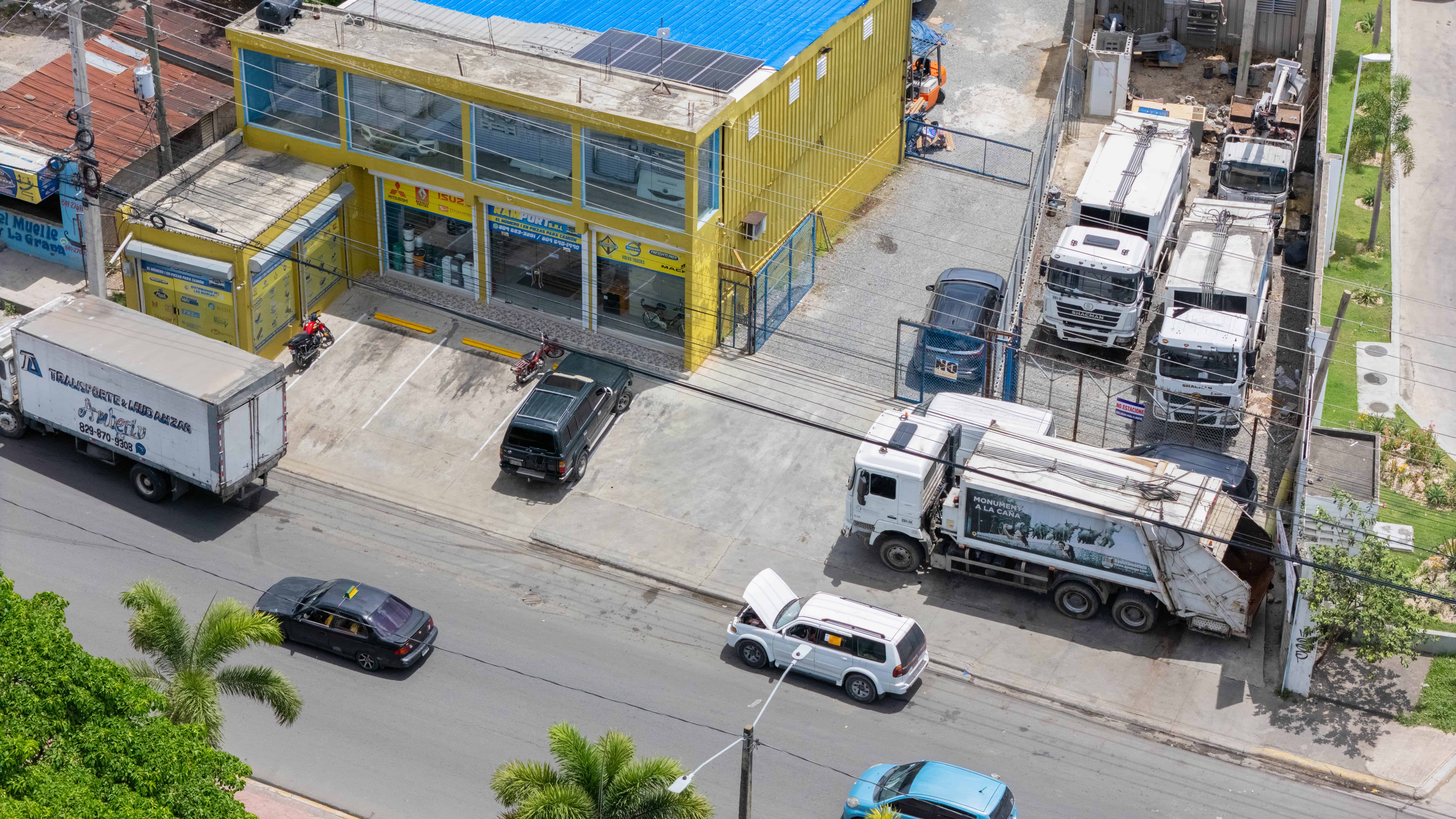 Taller de camiones de una de la empresa recolectora de residuos en Santo Domingo Este ubicado en la Charles de Gaulle.&nbsp;