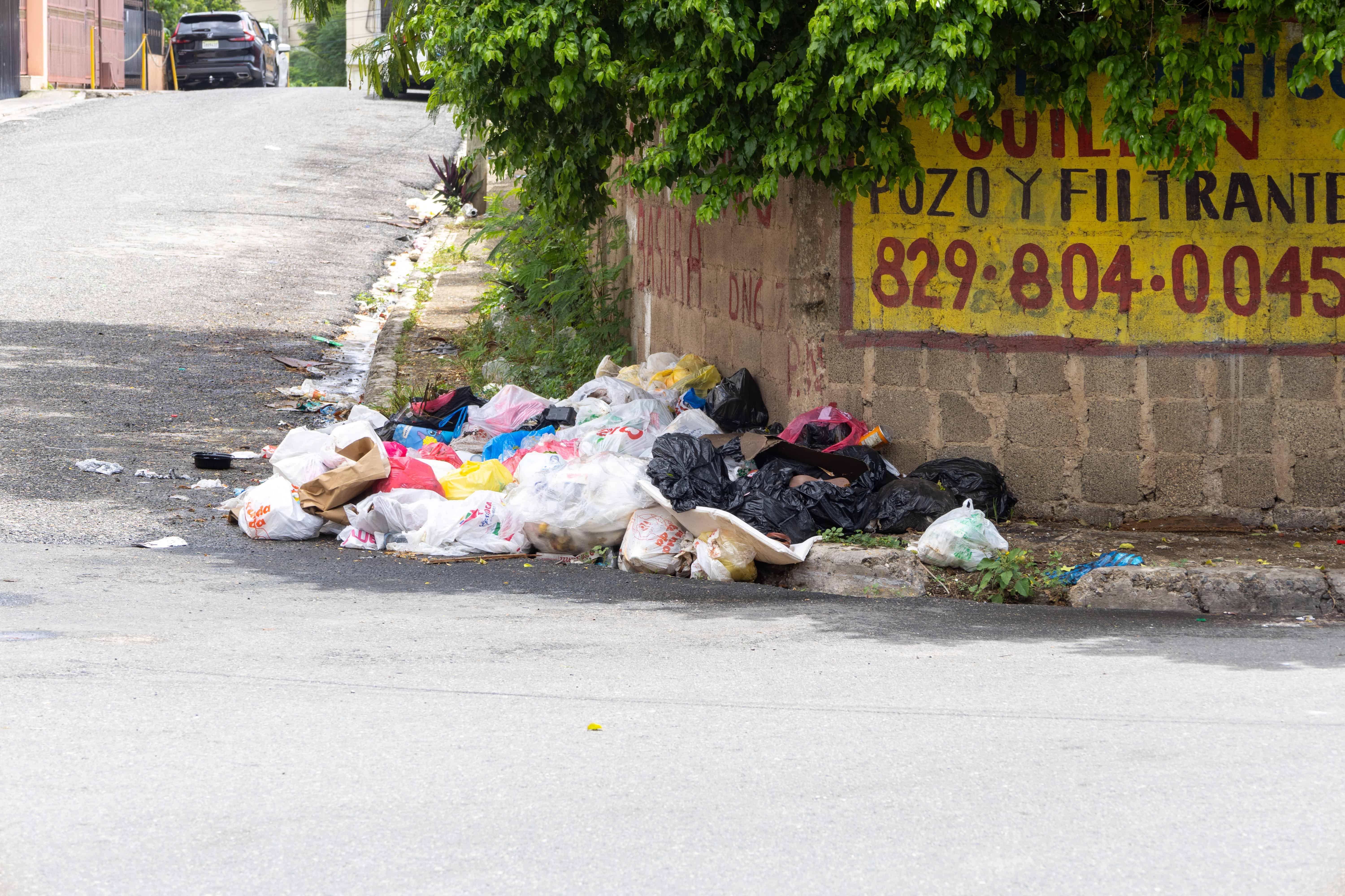 Mas basura en la calle K de Alma Rosa II.