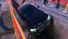 Yipeta de lujo cae dentro de excavaci&oacute;n en una avenida de Santiago