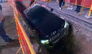 Yipeta de lujo cae dentro de excavaci&oacute;n en una avenida de Santiago