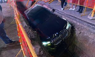 Yipeta de lujo cae dentro de excavaci&oacute;n en una avenida de Santiago
