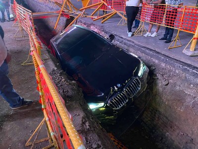 Accidente en Santiago: yipeta BMW cae en excavación de la avenida