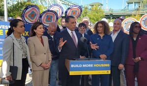 Espaillat critica recortes republicanos a programas de vivienda asequible y transporte
