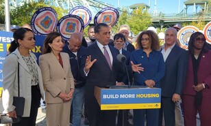 Espaillat critica recortes republicanos a programas de vivienda asequible y transporte