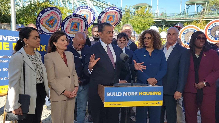 Espaillat critica recortes republicanos a programas de vivienda asequible y transporte