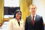 Delcy Rodríguez se reúne en India con el embajador de EE. UU. en plena apertura petrolera Delcy Rodríguez se reúne en India con el embajador de EE. UU. en plena apertura petrolera