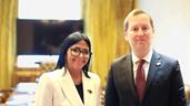 Delcy Rodr&iacute;guez se re&uacute;ne en India con el embajador de EE. UU. en plena apertura petrolera