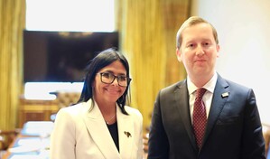 Delcy Rodr&iacute;guez se re&uacute;ne en India con el embajador de EE. UU. en plena apertura petrolera