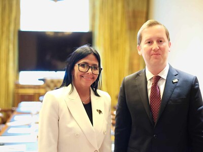 Delcy Rodríguez se reúne en India con el embajador de EE. UU.