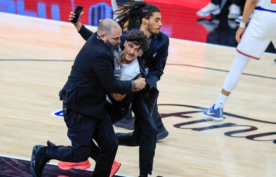 NBA arresta y veta de por vida a aficionado por irrumpir en la cancha en primer juego de la final