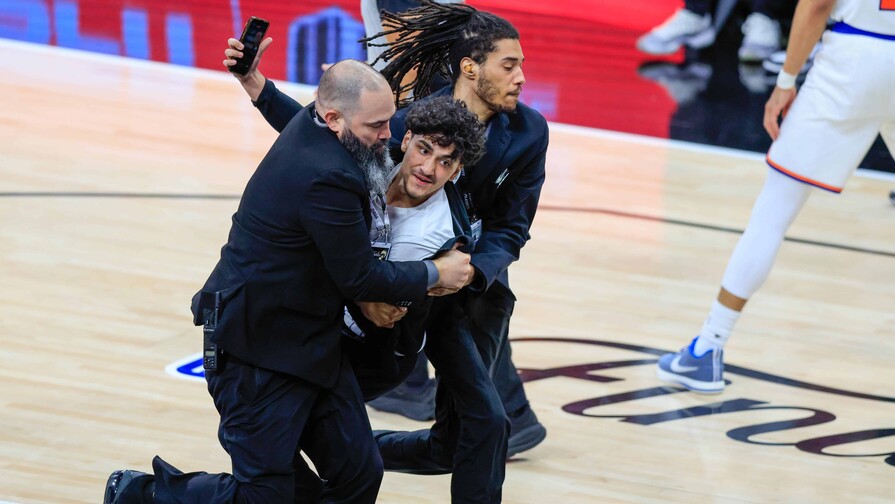 NBA arresta y veta de por vida a aficionado por irrumpir en la cancha en primer juego de la final