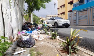 Mientras resurgen los vertederos en Santo Domingo Este, crece el cementerio de camiones