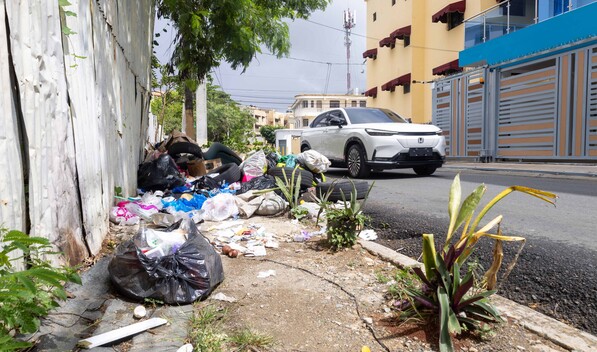 Mientras resurgen los vertederos en Santo Domingo Este, crece el cementerio de camiones