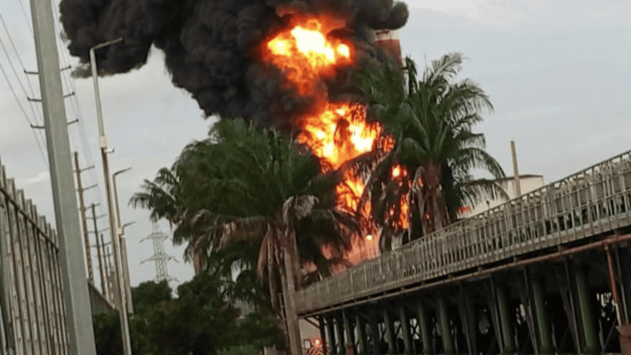 Un incendio afecta una central térmica en Ecuador