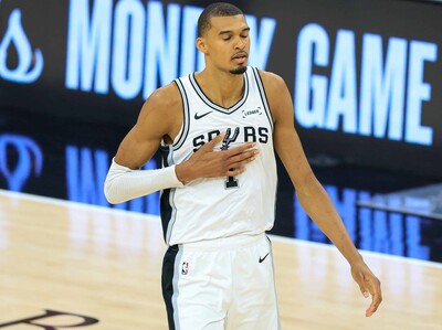 Knicks ponen frente al abismo a los Spurs de Wembanyama