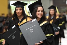 La Pucmm grad&uacute;a a 1,149 profesionales y llama a defender la dignidad humana ante la IA