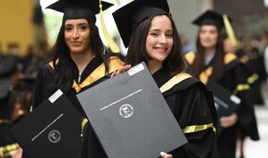 La Pucmm grad&uacute;a a 1,149 profesionales y llama a defender la dignidad humana ante la IA